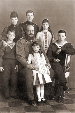 Александр III с семьей. В центре наверху &mdash; цесаревич Николай Александрович
